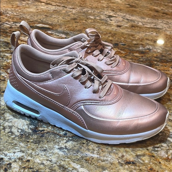 Nike Air Max Thea in metallic Rose gold - Picture 3 of 4